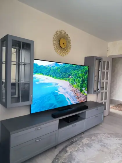 ТВ-зоны и тумбы на заказ — Тумба TV и навесные витрины ЛДСП EGGER